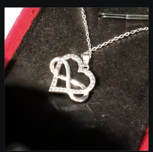 Jewelry - Heart Pendant Neckace NIB